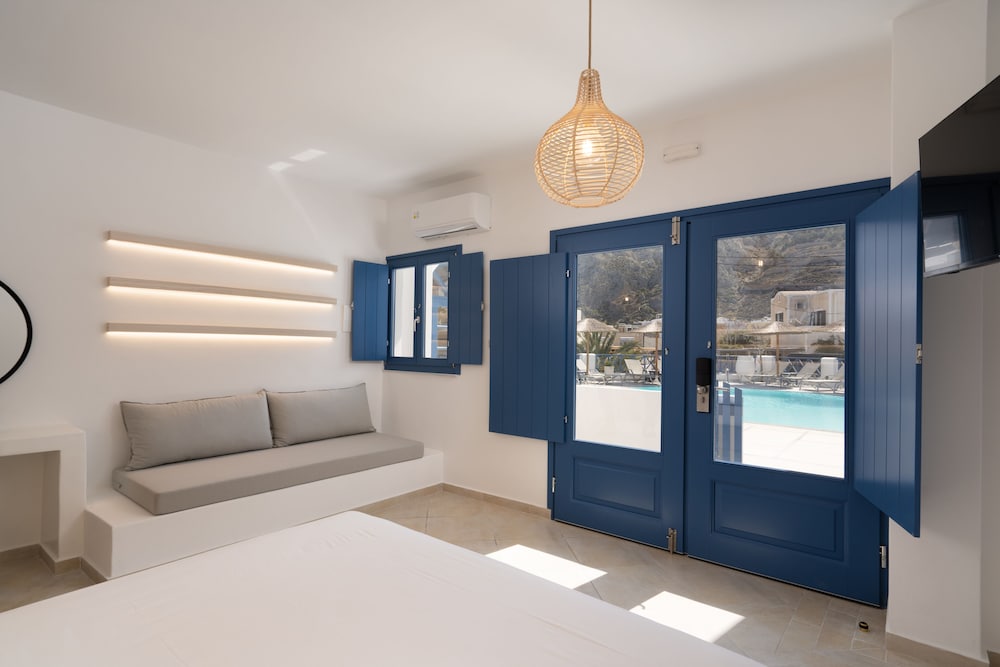 Sunshine Hotel — Hotel rooms in Kamari, South Aegean