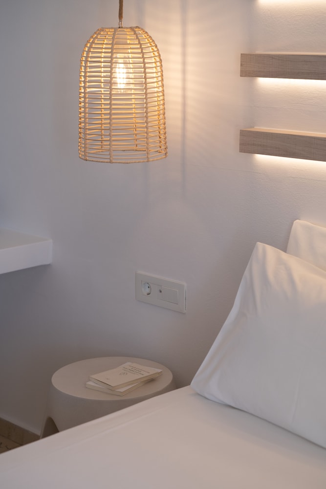Sunshine Hotel — Hotel rooms in Kamari, South Aegean