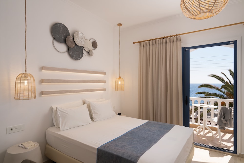 Sunshine Hotel — Hotel rooms in Kamari, South Aegean
