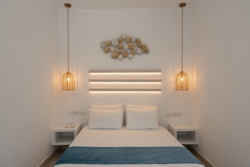 Sunshine Hotel — Hotel rooms in Kamari, South Aegean