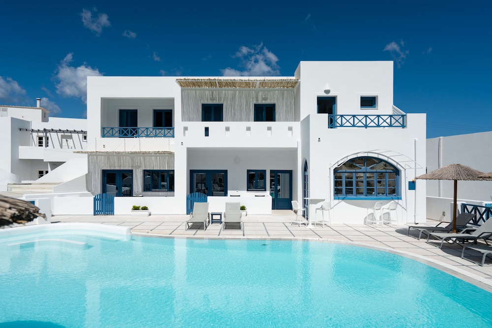 Sunshine Hotel — Hotel building in Kamari, South Aegean