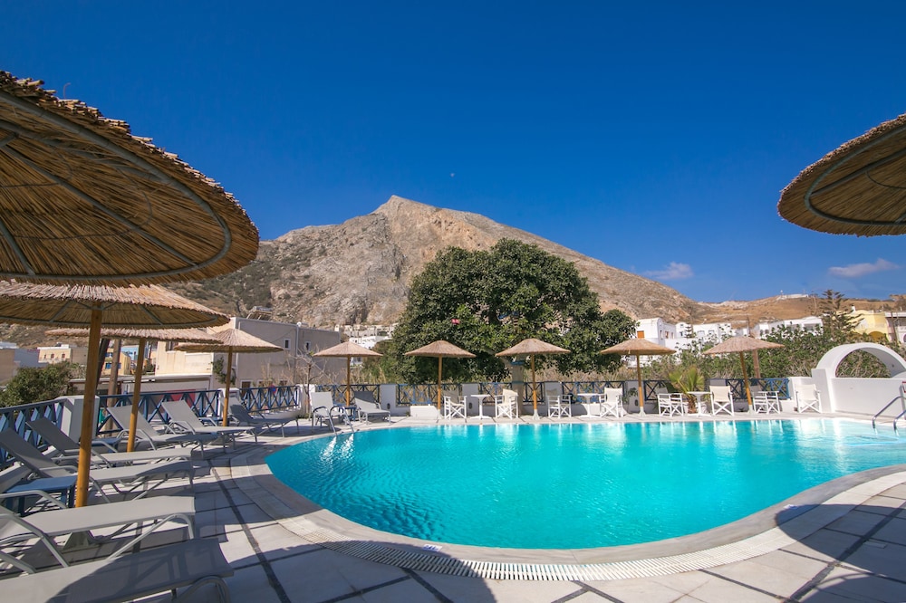 Sunshine Hotel — Swimming pool in Kamari, South Aegean