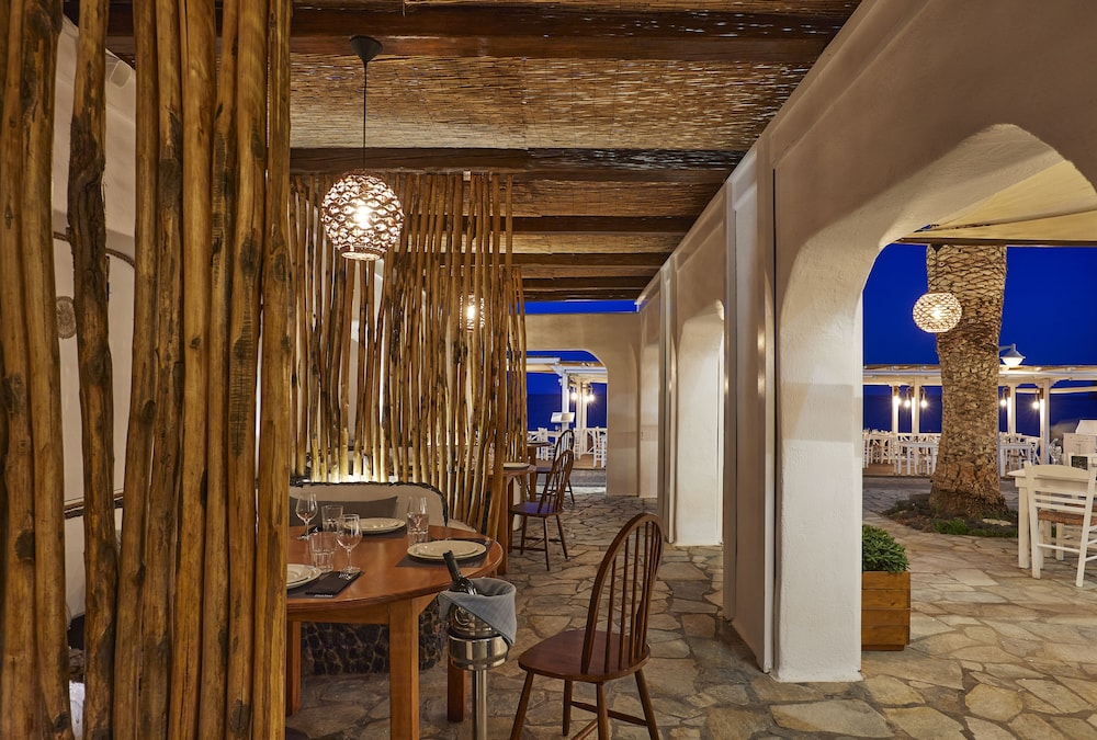 Sunshine Hotel — Restaurant & bars in Kamari, South Aegean