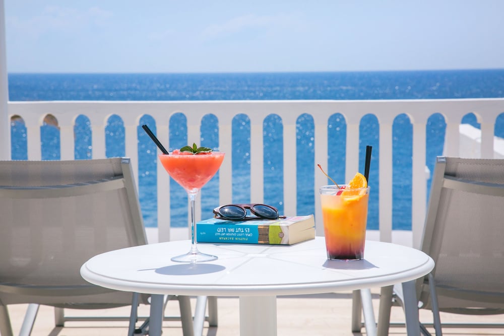 Sunshine Hotel — Restaurant & bars in Kamari, South Aegean