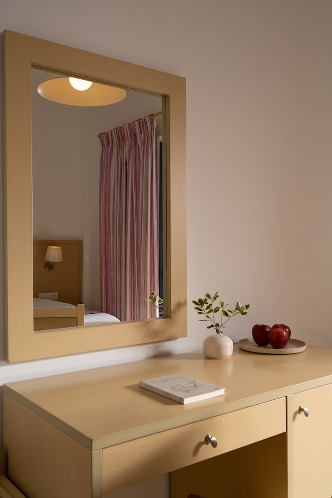 Sunshine Hotel — Hotel rooms in Kamari, South Aegean