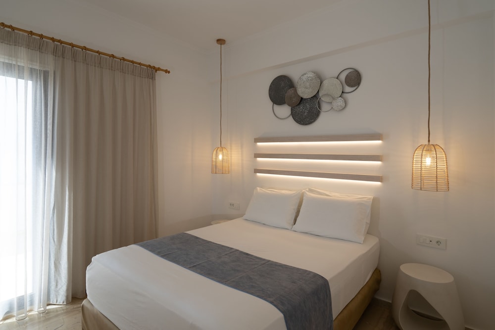 Sunshine Hotel — Hotel rooms in Kamari, South Aegean