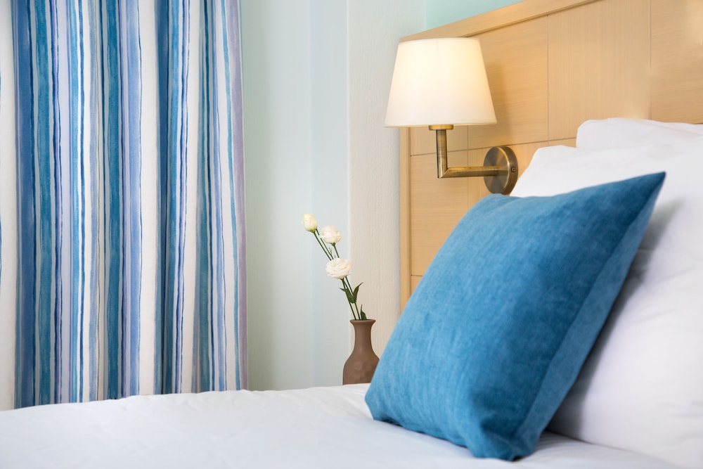 Sunshine Hotel — Hotel rooms in Kamari, South Aegean