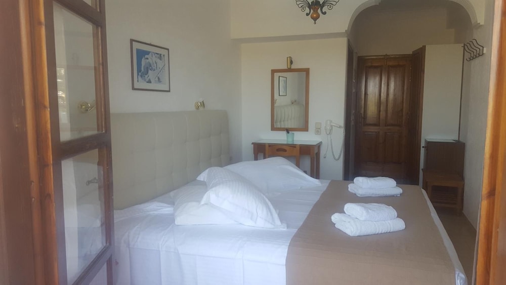 Santa Elena — Hotel rooms in Kamari, South Aegean