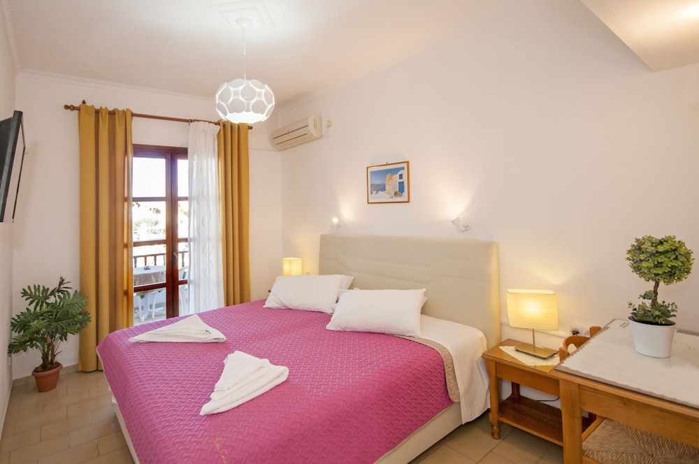 Santa Elena — Hotel rooms in Kamari, South Aegean