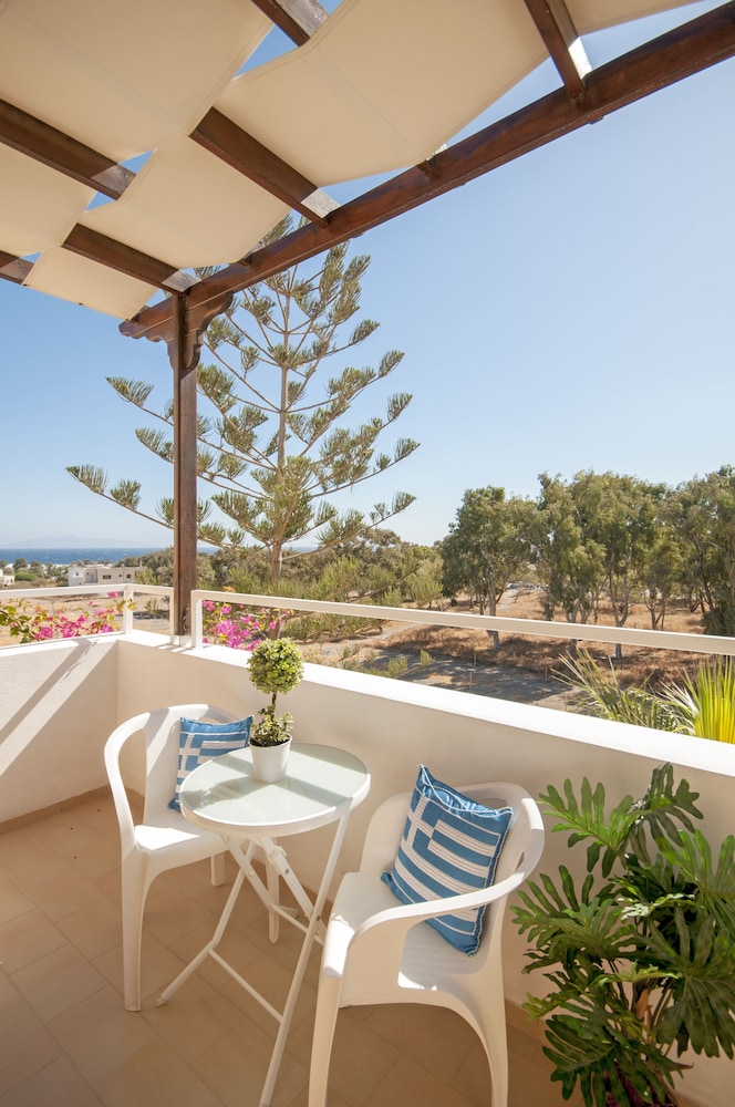 Santa Elena — Hotel rooms in Kamari, South Aegean