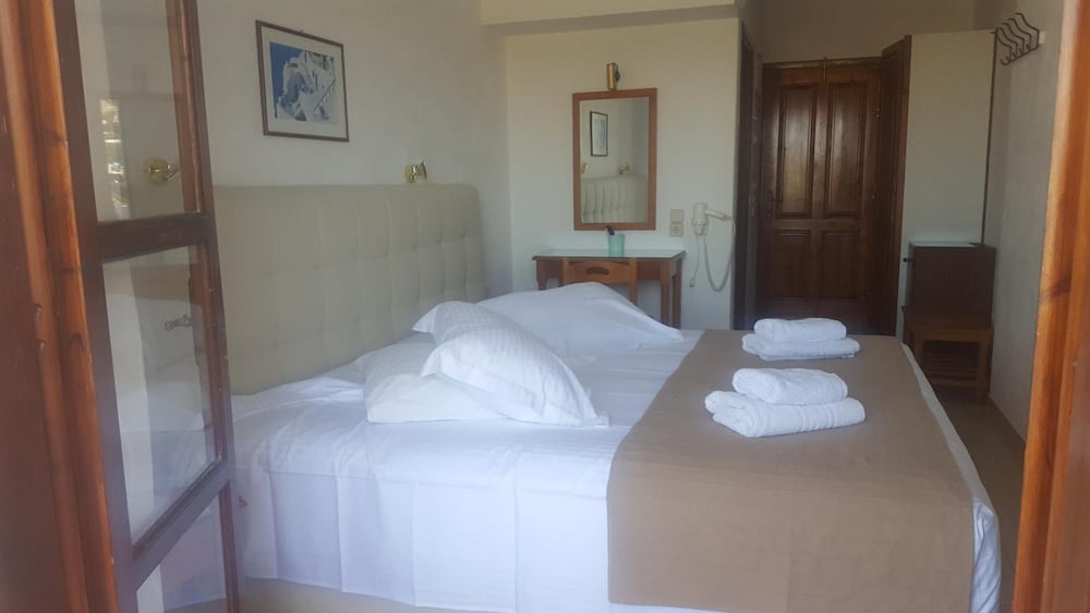 Santa Elena — Hotel rooms in Kamari, South Aegean