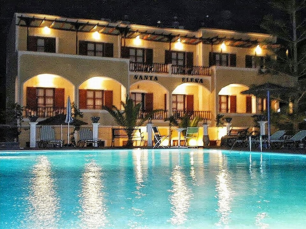 Santa Elena — Hotel building in Kamari, South Aegean