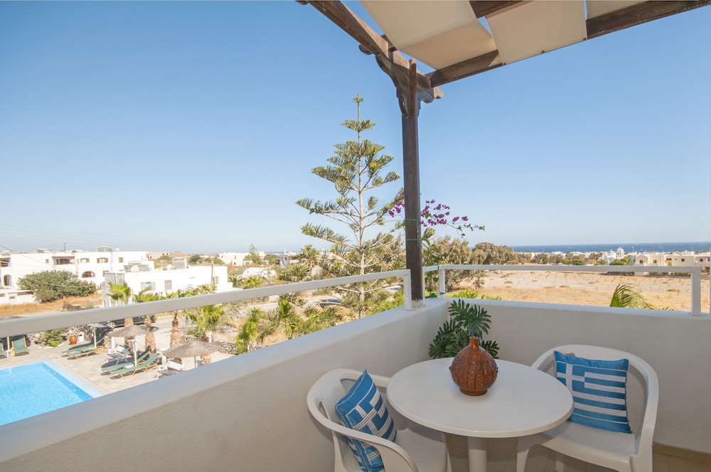Santa Elena — Hotel rooms in Kamari, South Aegean