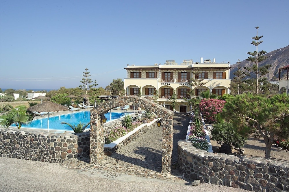 Santa Elena — Hotel building in Kamari, South Aegean