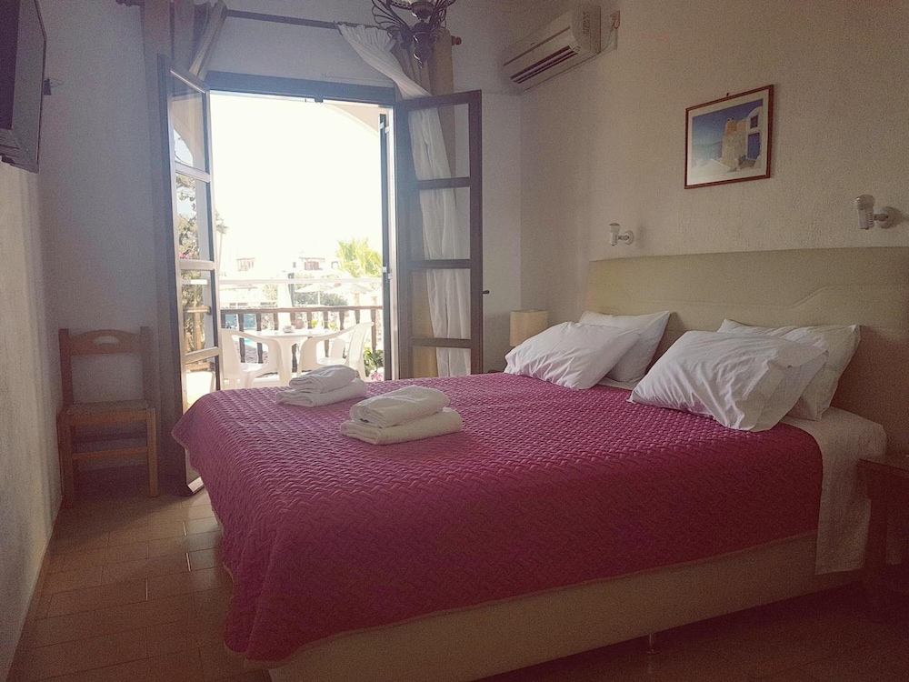 Santa Elena — Hotel rooms in Kamari, South Aegean
