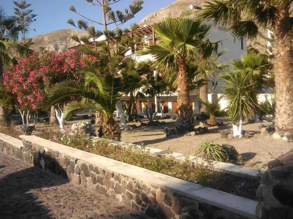 Santa Elena — Hotel building in Kamari, South Aegean