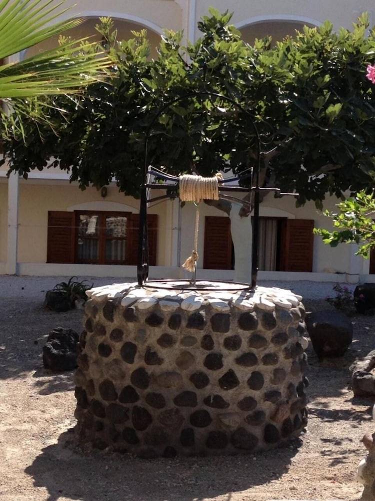 Santa Elena — Hotel building in Kamari, South Aegean
