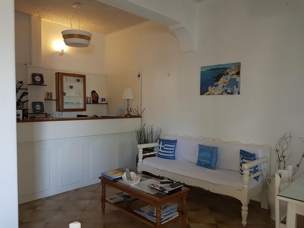Santa Elena — Hotel building in Kamari, South Aegean