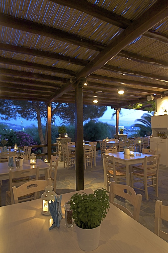 Maki's Place — Restaurant & bars in Tourlos, South Aegean