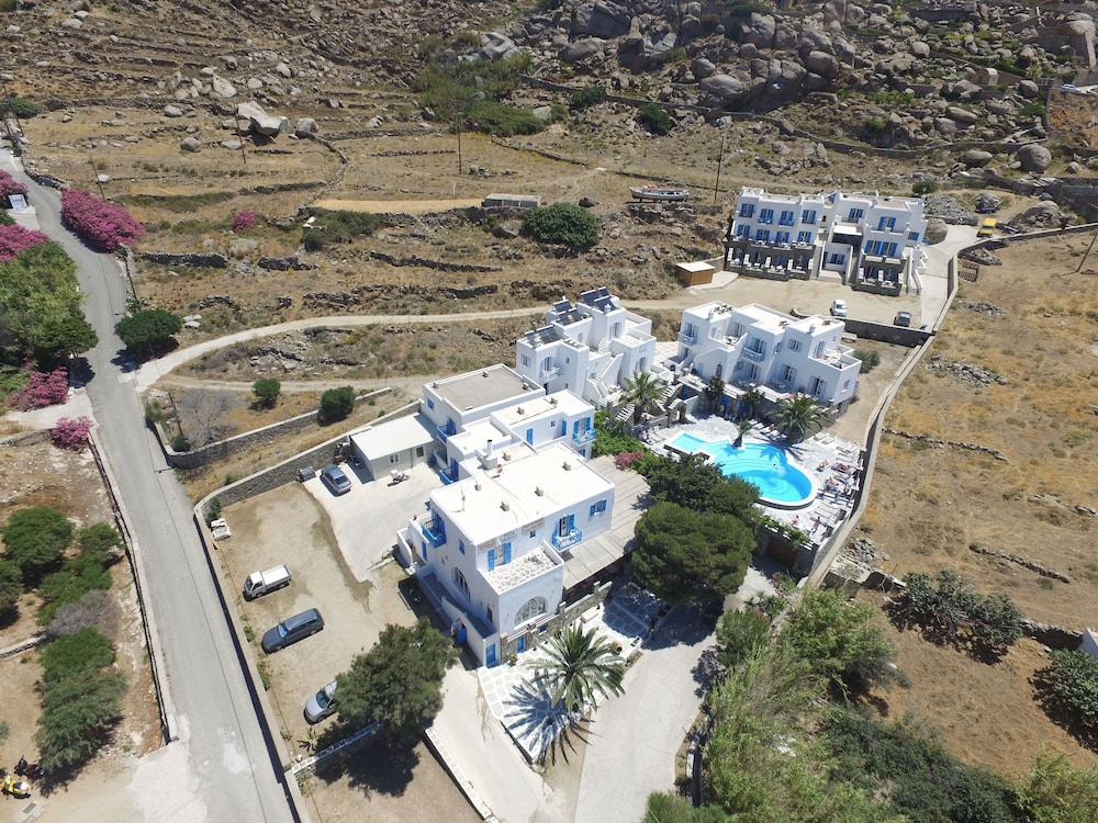 Maki's Place — Hotel building in Tourlos, South Aegean