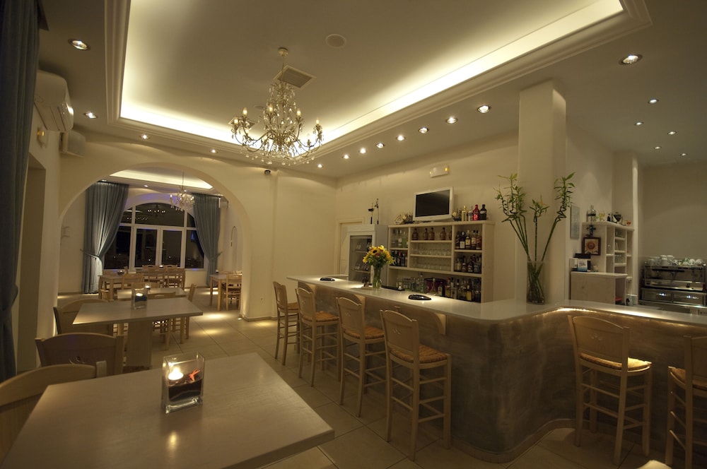 Maki's Place — Restaurant & bars in Tourlos, South Aegean
