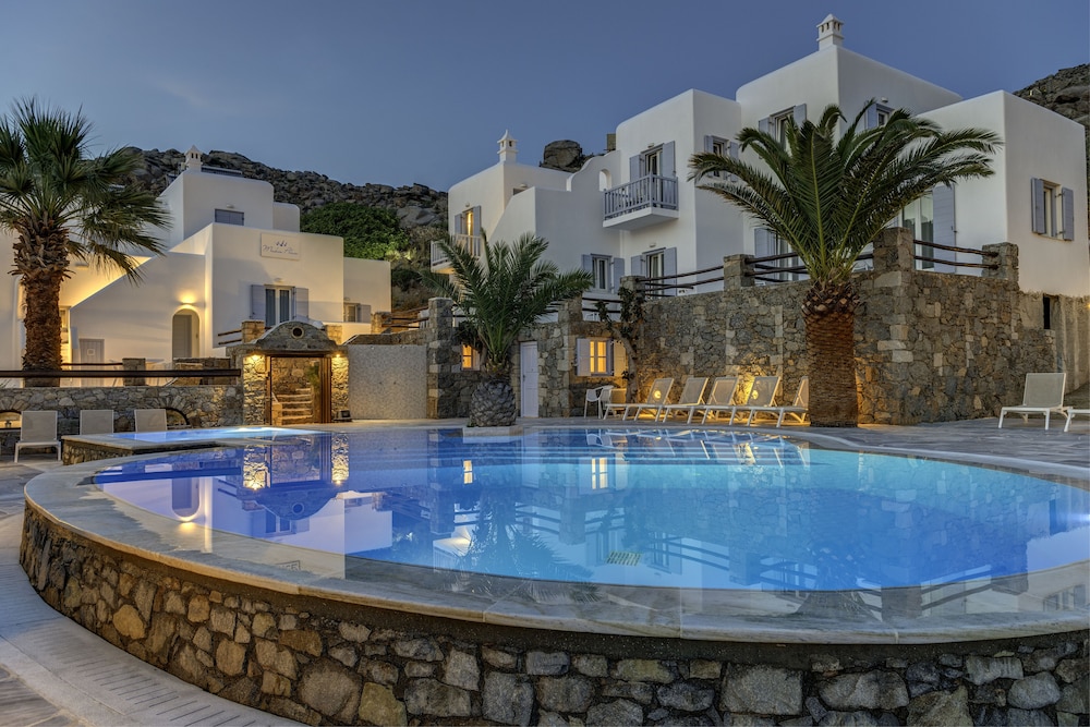 Maki's Place — Swimming pool in Tourlos, South Aegean