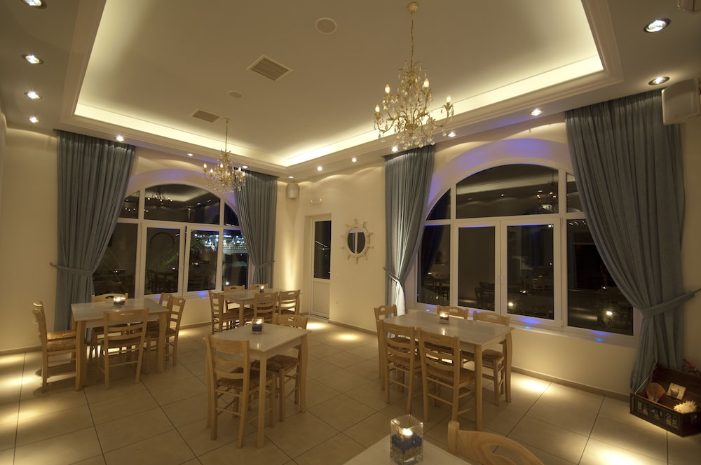 Maki's Place — Restaurant & bars in Tourlos, South Aegean