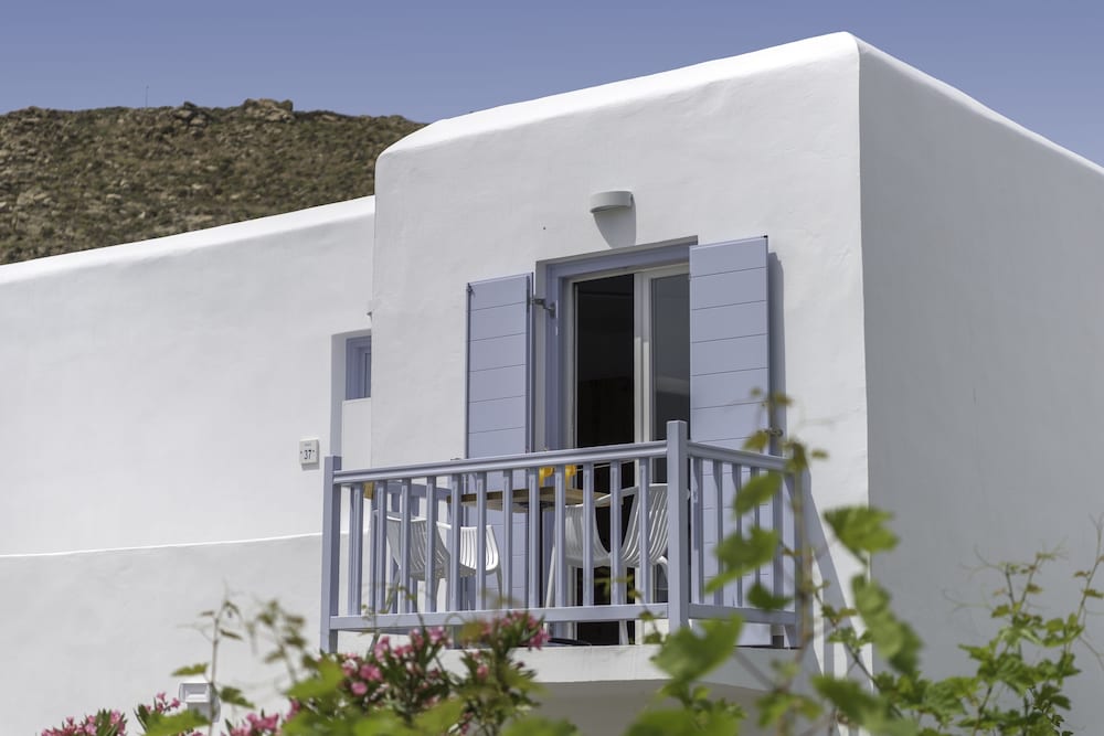 Maki's Place — Hotel building in Tourlos, South Aegean