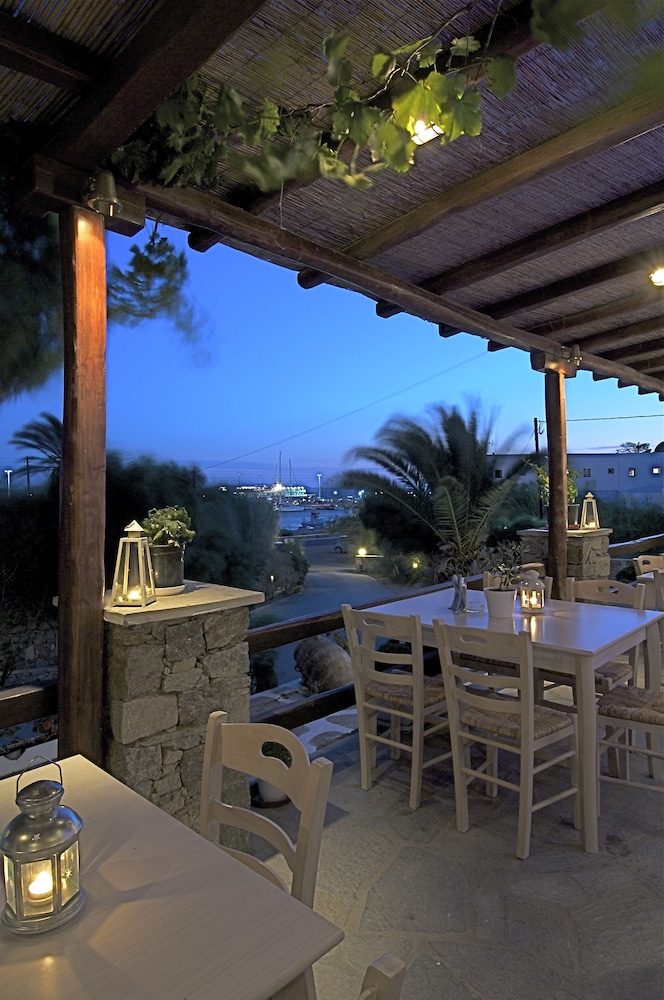 Maki's Place — Restaurant & bars in Tourlos, South Aegean