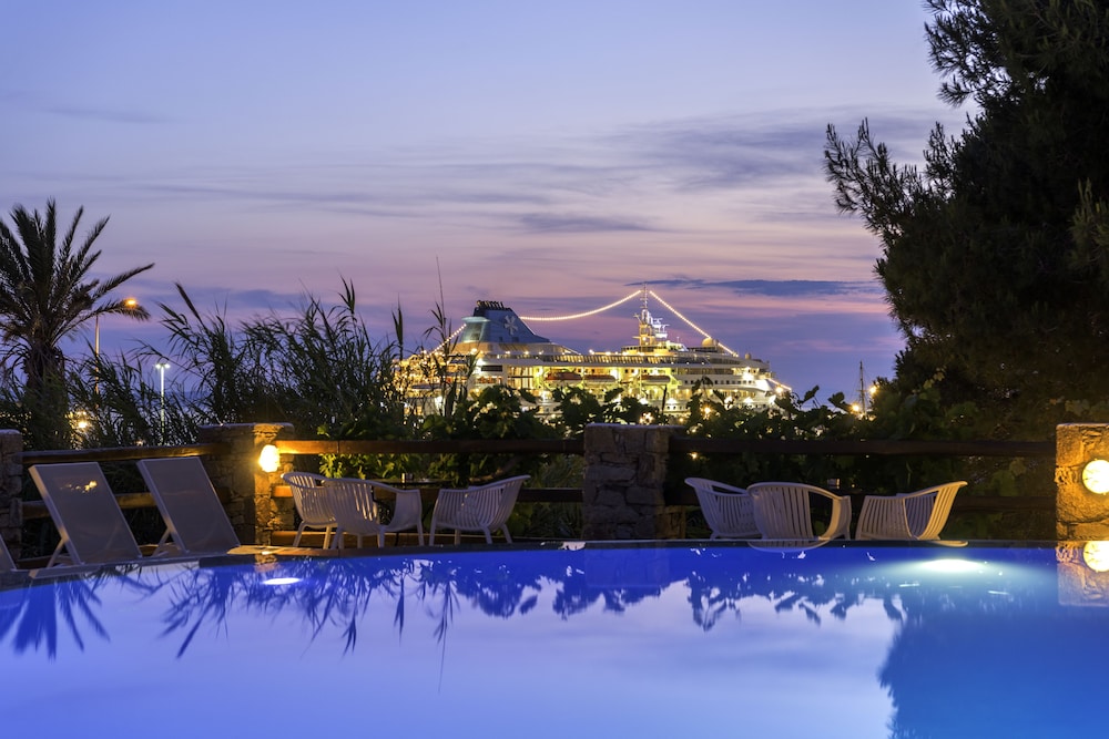 Maki's Place — Swimming pool in Tourlos, South Aegean