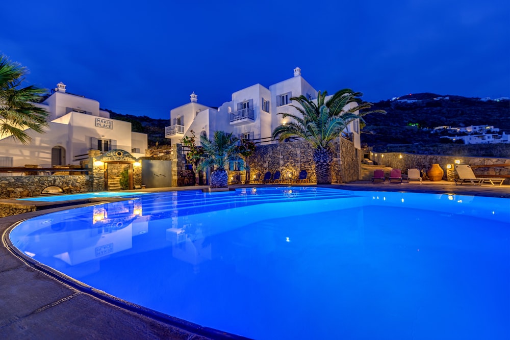 Maki's Place — Swimming pool in Tourlos, South Aegean