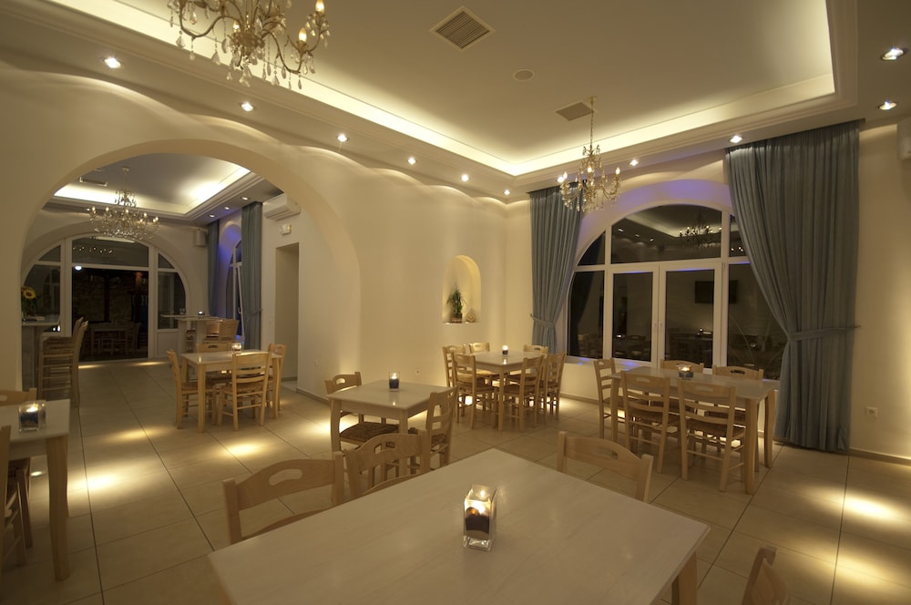 Maki's Place — Restaurant & bars in Tourlos, South Aegean