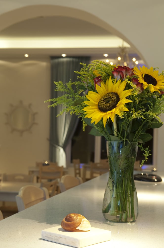 Maki's Place — Restaurant & bars in Tourlos, South Aegean
