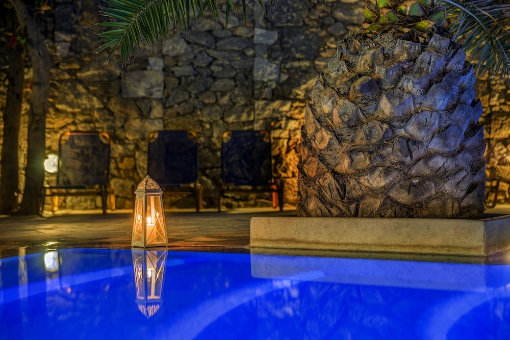 Maki's Place — Swimming pool in Tourlos, South Aegean