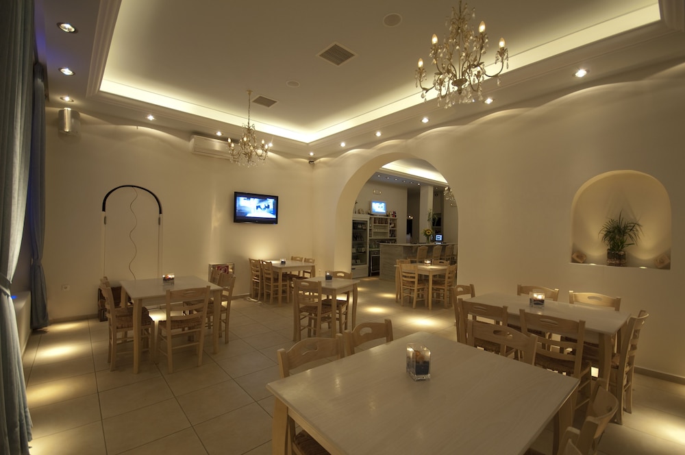 Maki's Place — Restaurant & bars in Tourlos, South Aegean