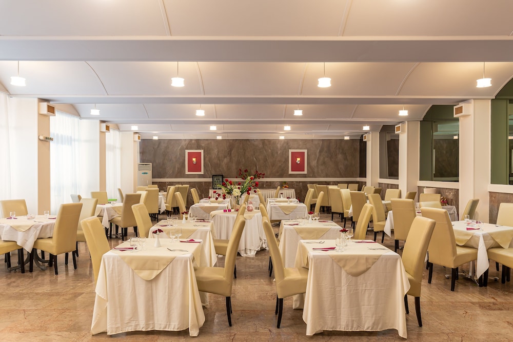 Oasis Hotel — Restaurant & bars in Perama (Corfu), Ionian Islands
