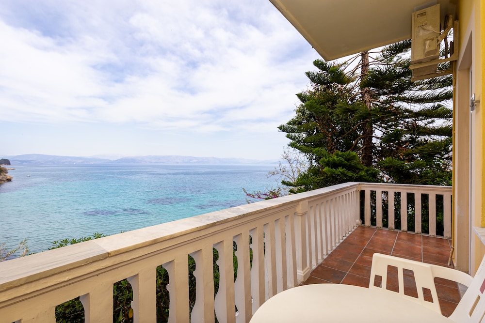 Oasis Hotel — Hotel rooms in Perama (Corfu), Ionian Islands