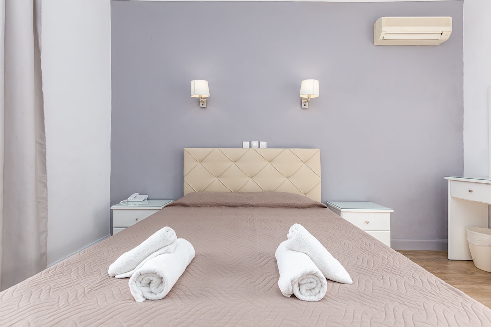 Oasis Hotel — Hotel rooms in Perama (Corfu), Ionian Islands