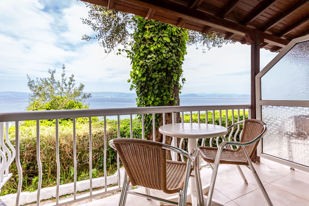 Oasis Hotel — Hotel rooms in Perama (Corfu), Ionian Islands