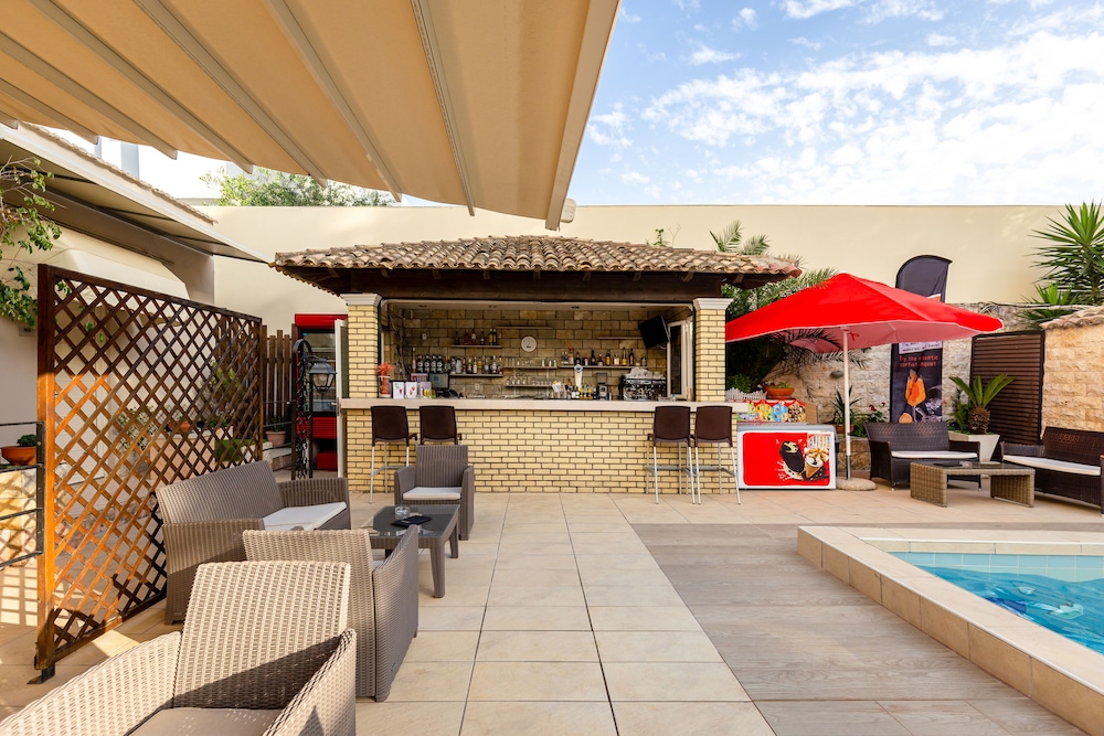 Oasis Hotel — Restaurant & bars in Perama (Corfu), Ionian Islands
