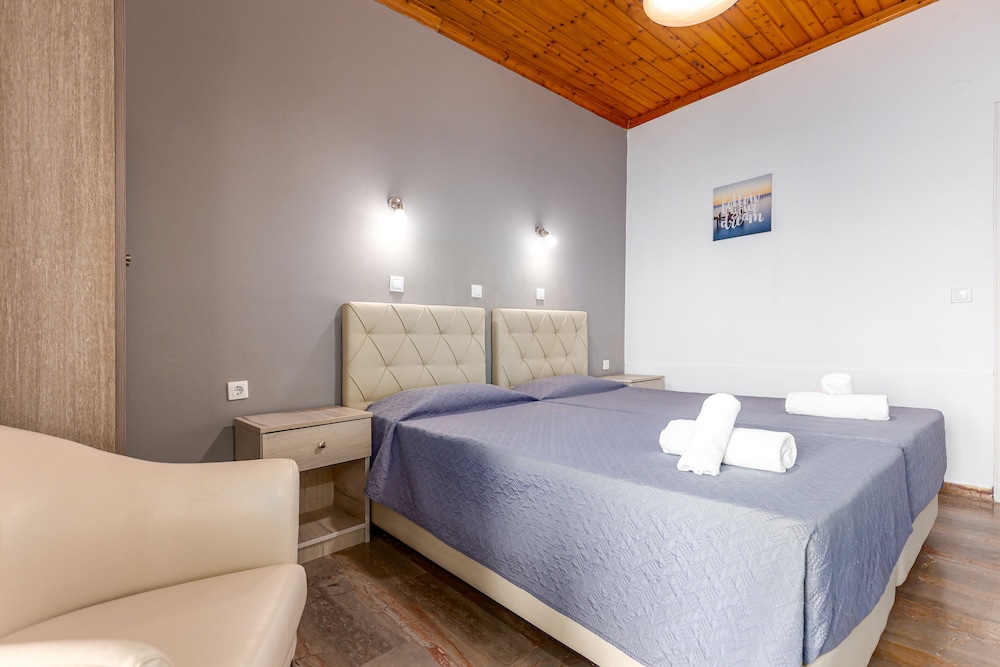 Oasis Hotel — Hotel rooms in Perama (Corfu), Ionian Islands