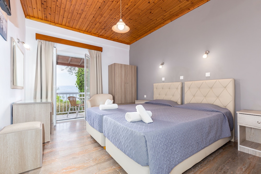 Oasis Hotel — Hotel rooms in Perama (Corfu), Ionian Islands