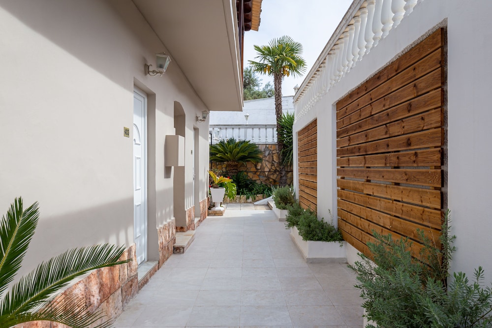 Oasis Hotel — Hotel building in Perama (Corfu), Ionian Islands