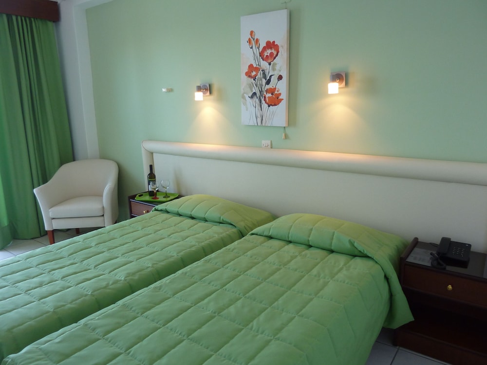 Oasis Hotel — Hotel rooms in Perama (Corfu), Ionian Islands