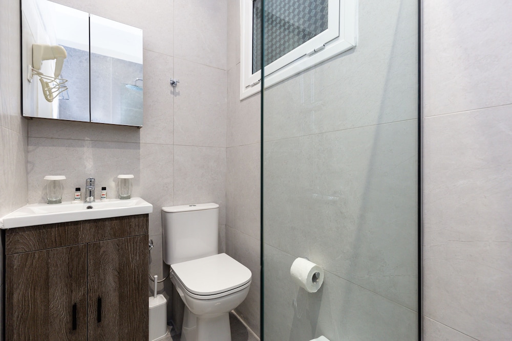 Oasis Hotel — Hotel rooms in Perama (Corfu), Ionian Islands