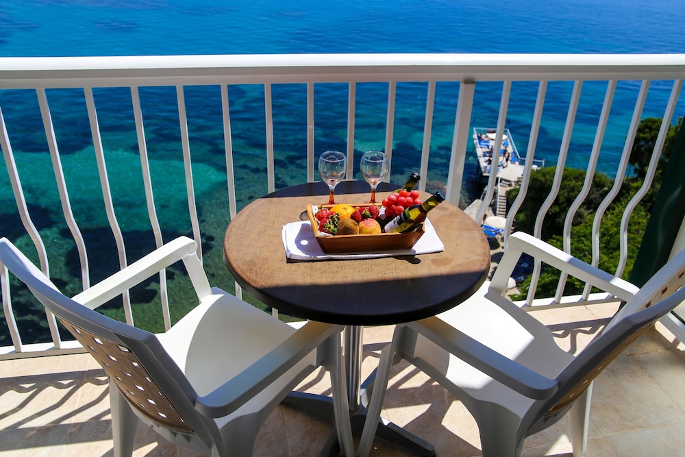 Oasis Hotel — Hotel rooms in Perama (Corfu), Ionian Islands