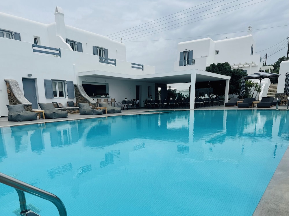 Anna Maria Mykonos Hotel — Swimming pool in Glastros, South Aegean