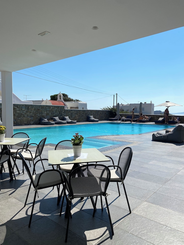 Anna Maria Mykonos Hotel — Swimming pool in Glastros, South Aegean