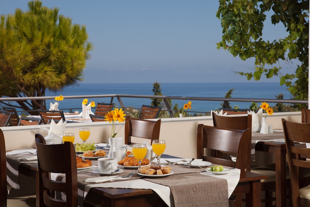Oasis Scaleta Hotel — Restaurant & bars in Rethymnon