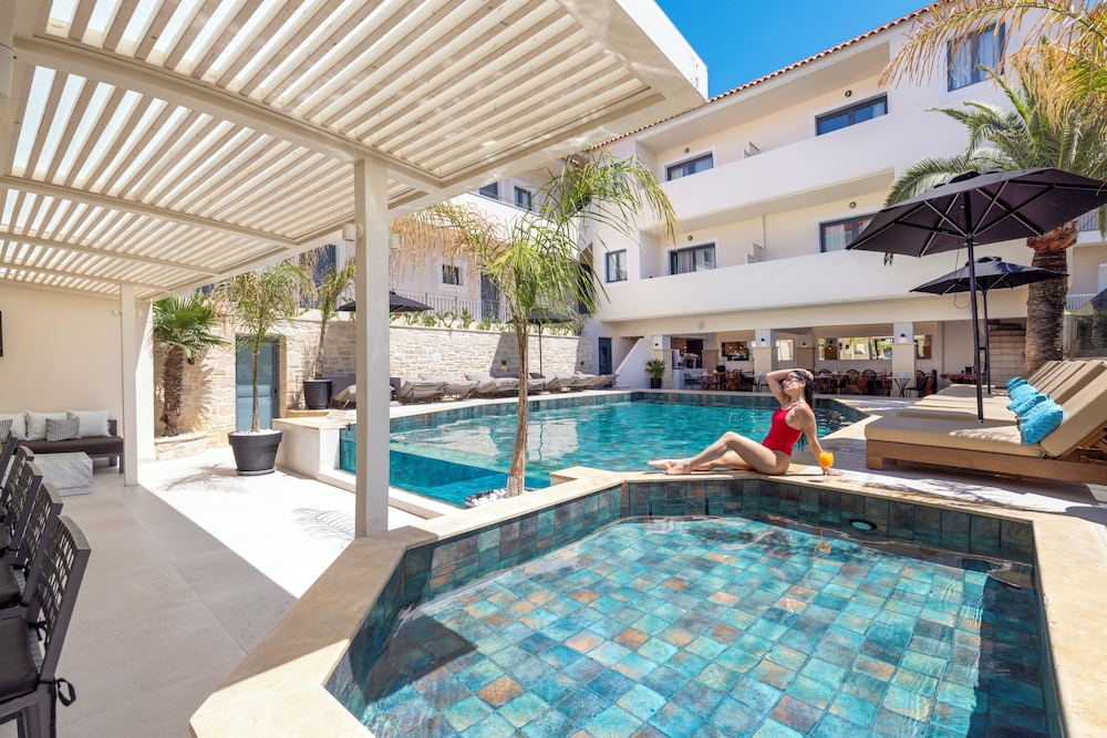 La Stella Suites — Swimming pool in Rethymnon